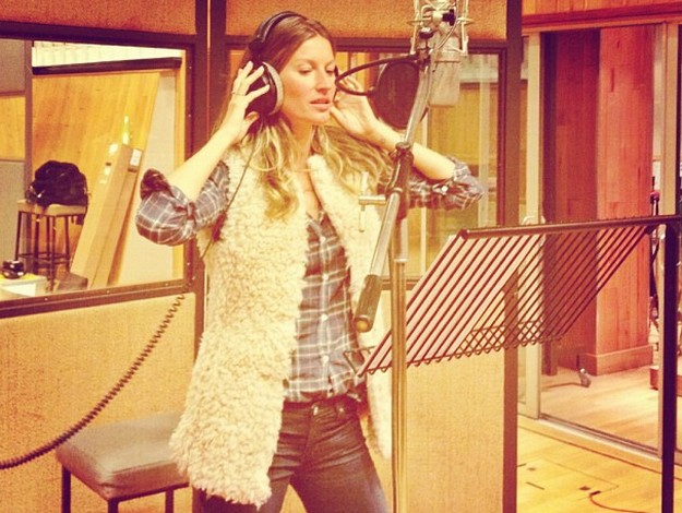 Gisele postou em seu Instagram uma foto da gravação do single